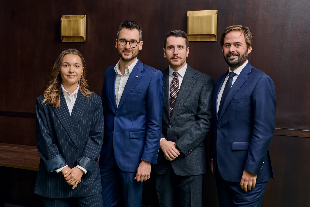 L’équipe des affaires publiques de Deux Quatre, debout, en costume.