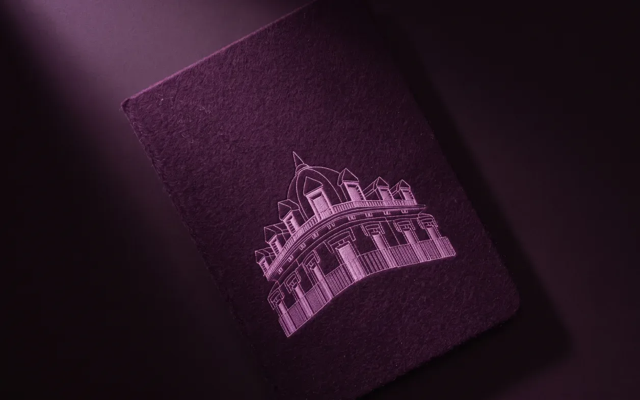 L’immeuble de Morvilliers Sentenac, imprimé ton sur ton sur un carnet prune.