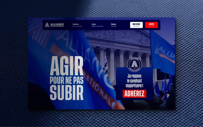 L’accueil du site d’Alliance sur un tissu bleu : « Agir pour ne pas subir », devant des drapeaux et l’Assemblée nationale.