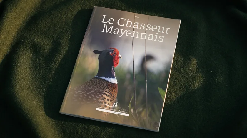 Couverture du magazine « Le Chasseur Mayennais » posée sur l’herbe : un faisan de profil.