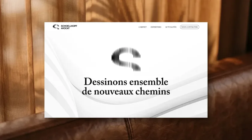 Page d’accueil d’un site posée sur un fauteuil de cuir : un S en fuseaux, « Dessinons ensemble de nouveaux chemins ».